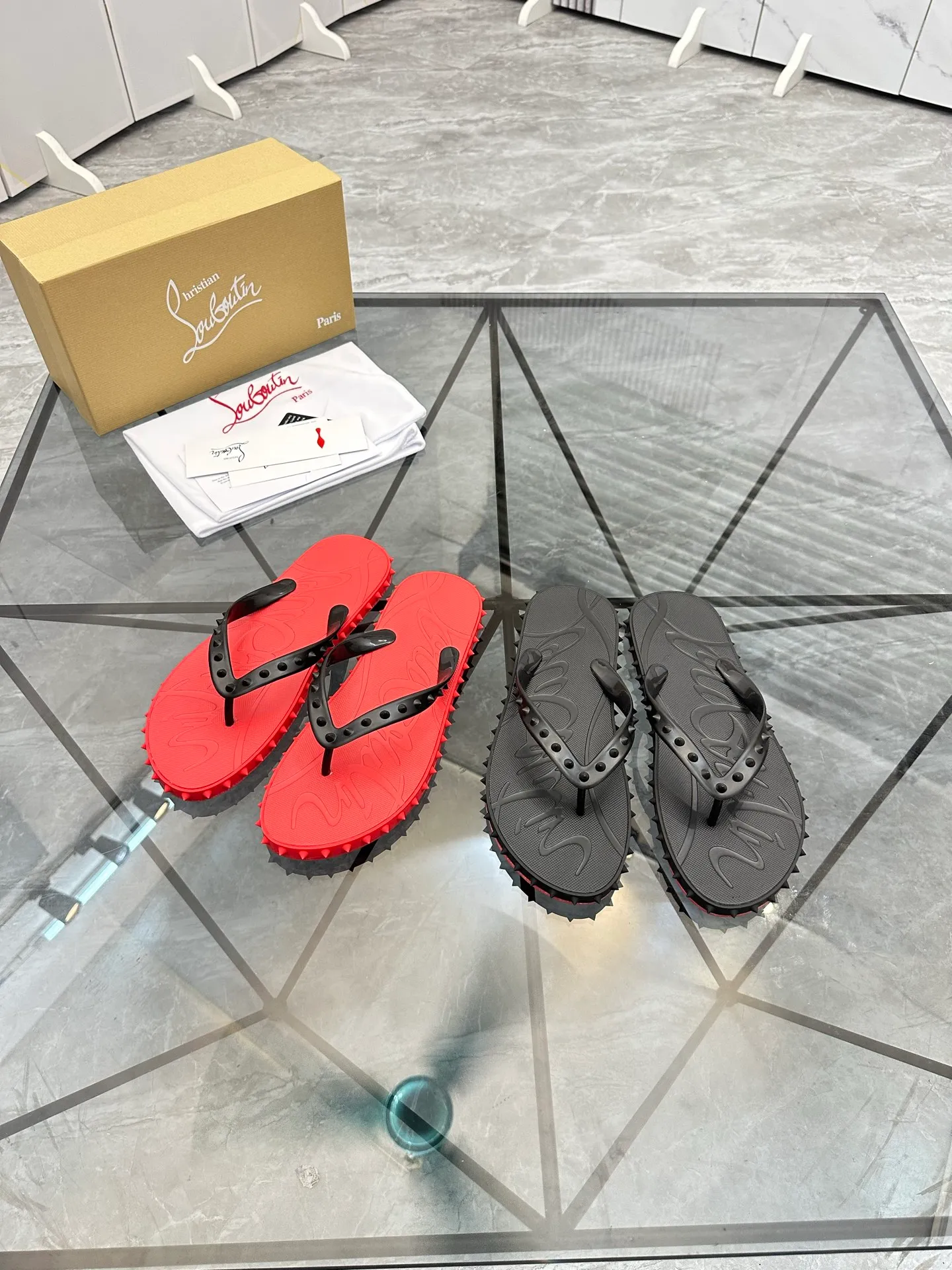 Men's shoes: 💰P280¥ Product trademark: CL red-soled shoes* "CL*" flip-flops Regular size: 36-44 (can be customized to 45.46) Couple style Product materials: Original material from upper counter, 5D color printing process, high-end rivets, original lining, original outsole. Number: 789